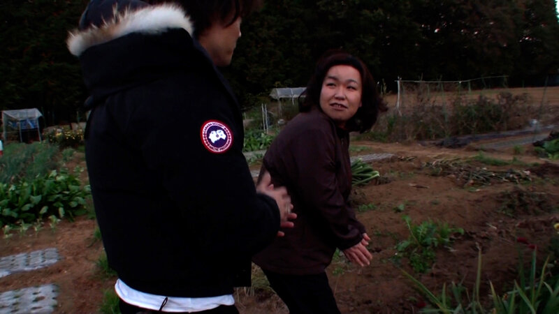 農作業中の熟女を番組インタビューとナンパして部屋に誘う！田舎暮らしで刺激に飢えてる熟女に若い肉棒で激ピスSEX！