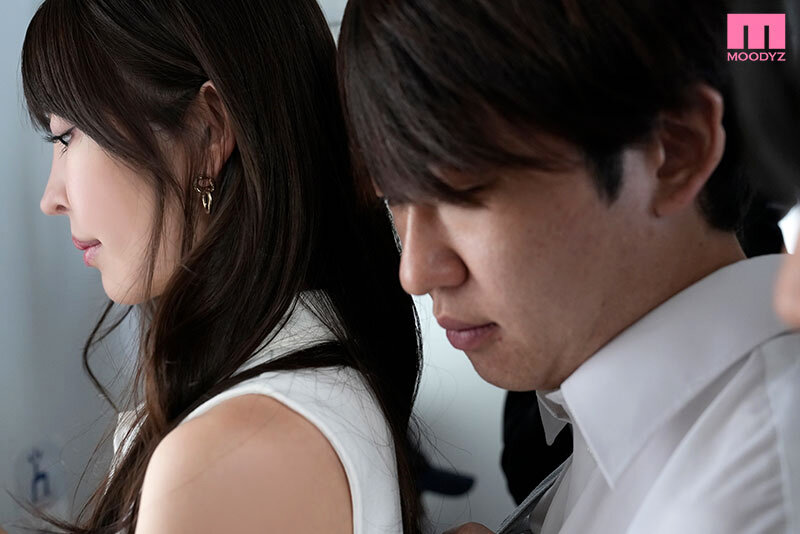 電車通学中、こっそり痴●中出しさせてくれるタイトスカート女教師のひなこ先生 森日向子