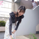 不愛想な隣人女子大生が、廊下で無愛想にパンツを見せつけてきますが…ムラムラしてんの？ 幸村泉希