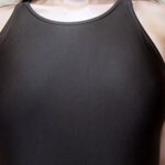 水月みお 濡れてテカってピッタリ密着 神競泳水着 可愛い女子の競泳水着姿をじっとりと堪能！着替え撮影から始まり貧乳から巨乳にパイパン、ハミ毛、ジョリワキ等のフェチ接写やローションソーププレイや競泳水着ぶっかけ等を完全着衣で楽しむAV