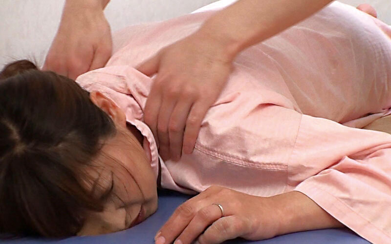 カーテン1枚挟んだ夫の横で、人妻が嫌でもイカされる性感マッサージ4時間