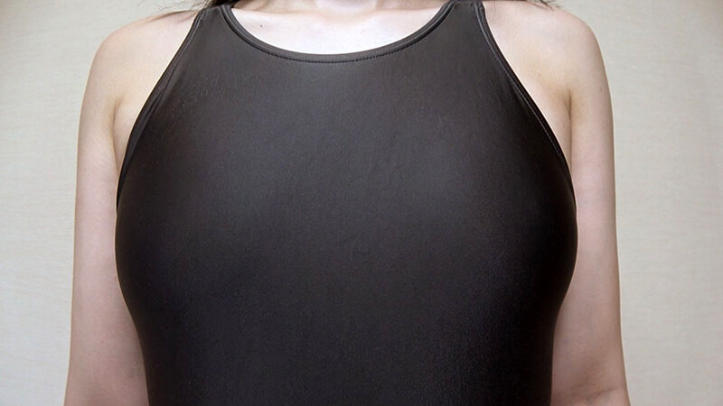 水月みお 濡れてテカってピッタリ密着 神競泳水着 可愛い女子の競泳水着姿をじっとりと堪能！着替え撮影から始まり貧乳から巨乳にパイパン、ハミ毛、ジョリワキ等のフェチ接写やローションソーププレイや競泳水着ぶっかけ等を完全着衣で楽しむAV