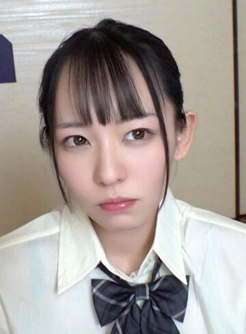 色白美少女・芽咲が魅せる制服姿とパイパン作品の全貌